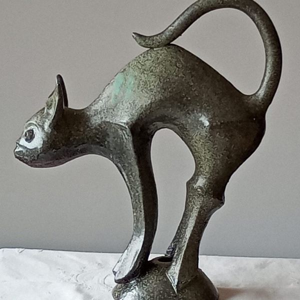 Chat faisant le gros dos, autre vue