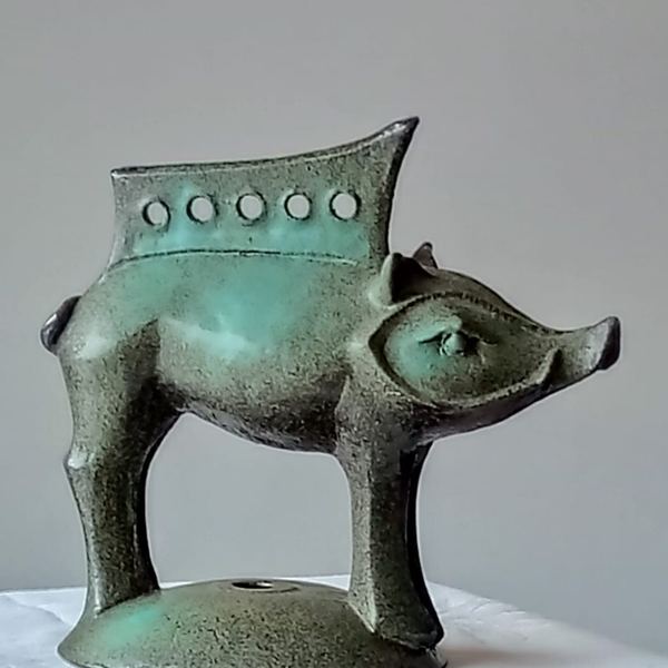 Cochon-lanterne en grès vert, autre vue