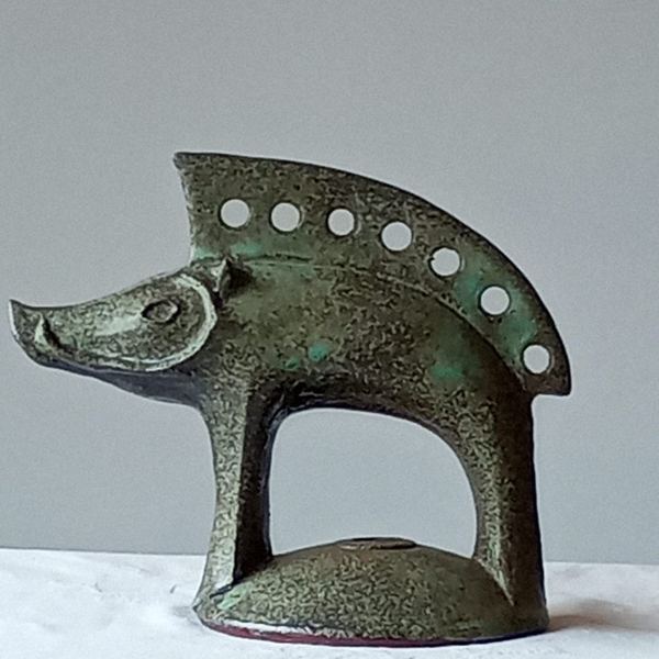 Cochon en grès, patine verte