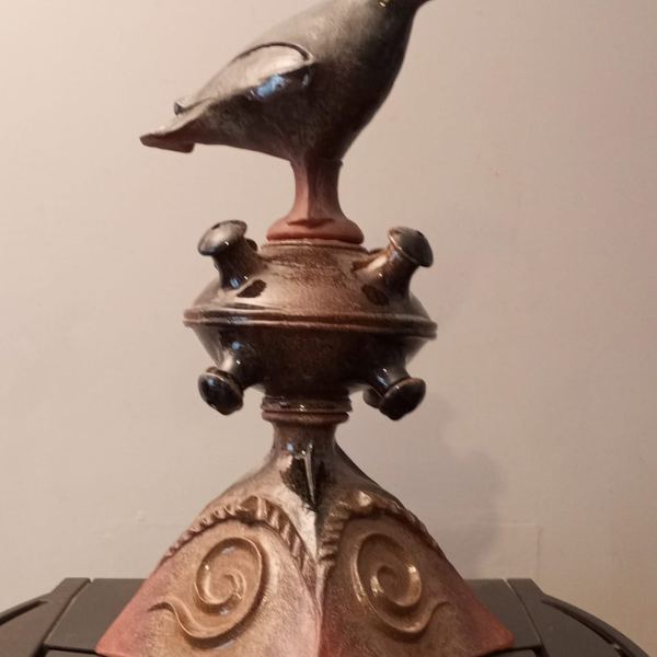 Corbeau perché sur un épi de faîtage