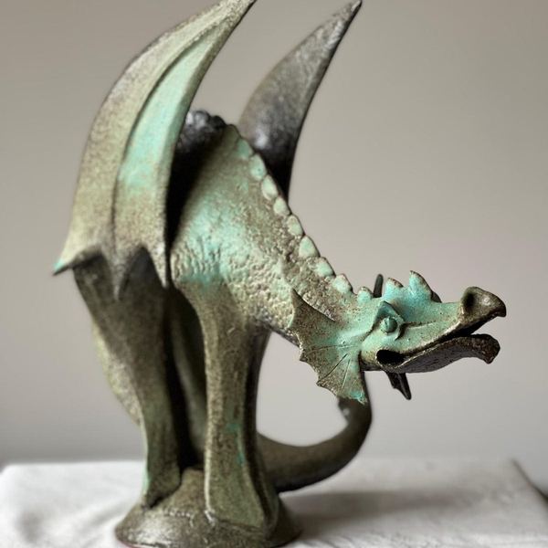 Dragon ailé en grès, patine vert-de-gris
