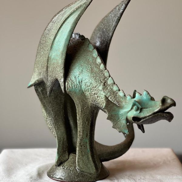 Dragon ailé en grès, vue de profil