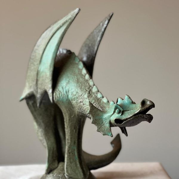 Dragon ailé en grès