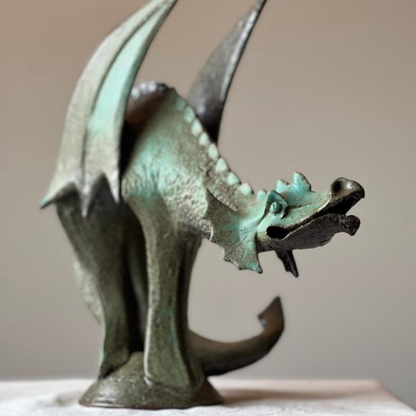 Dragon ailé en grès, ailes dressées