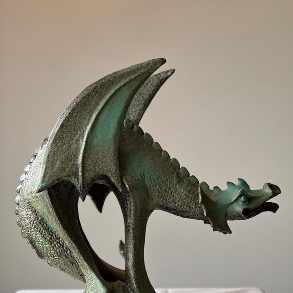 Dragon ailé en grès