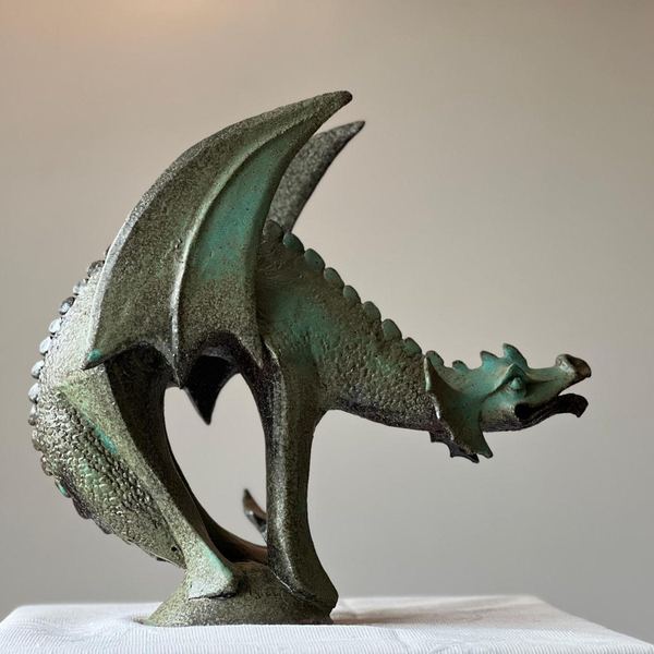 Dragon ailé en grès
