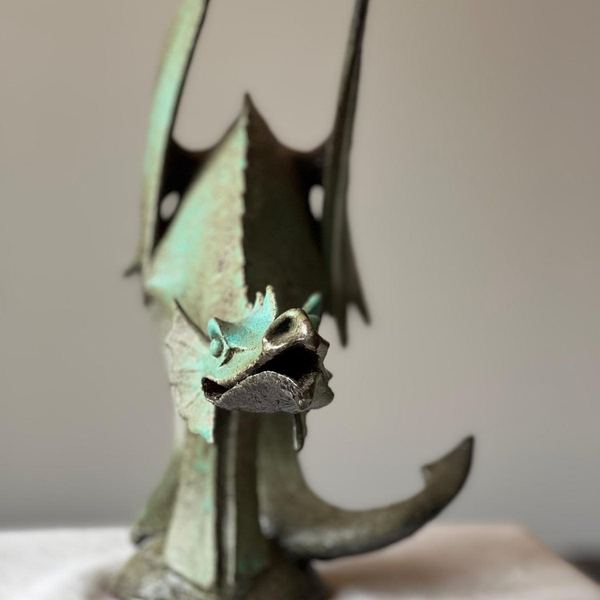 Dragon ailé en grès, vue de face