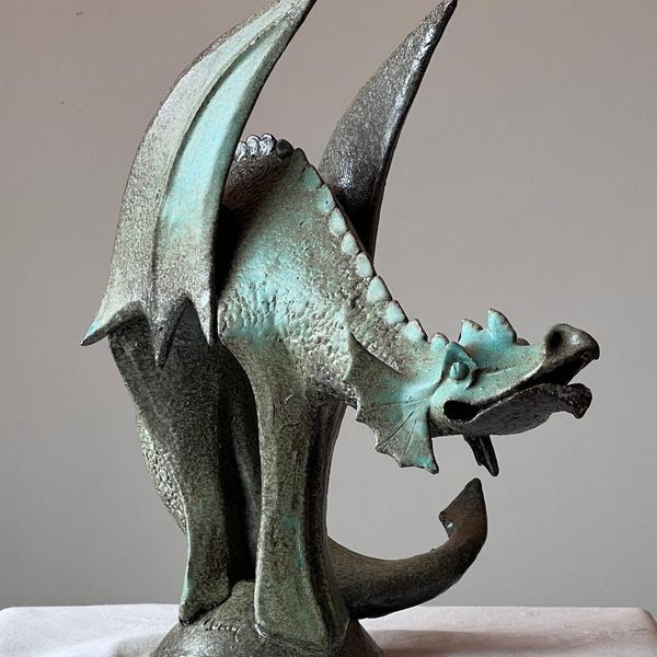 Dragon ailé en grès