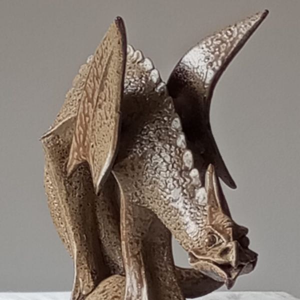 Tête de dragon en grès brun, détail