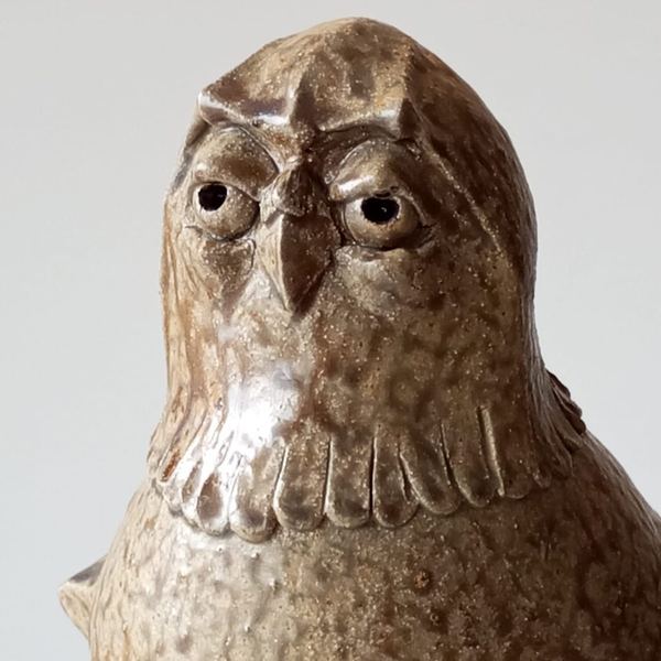 Hibou en grès, détail du regard